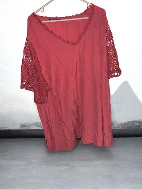 Blouse with lace sleeves and laced collar